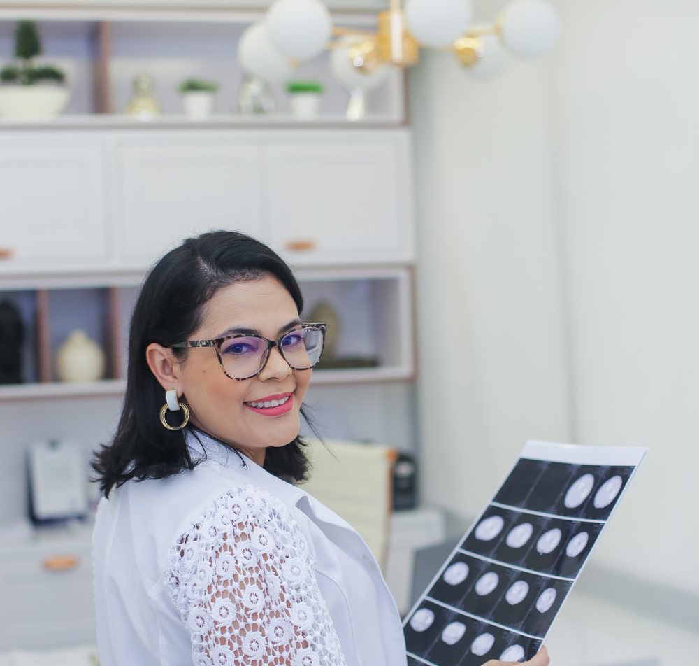 Dra. Caroline Lima de Oliveira, coloproctologista, no consultório da SC Clinic, em Manaus